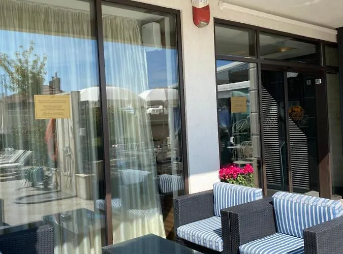 Private By The Sea With A Large Terrace In Hotel! Апартамент