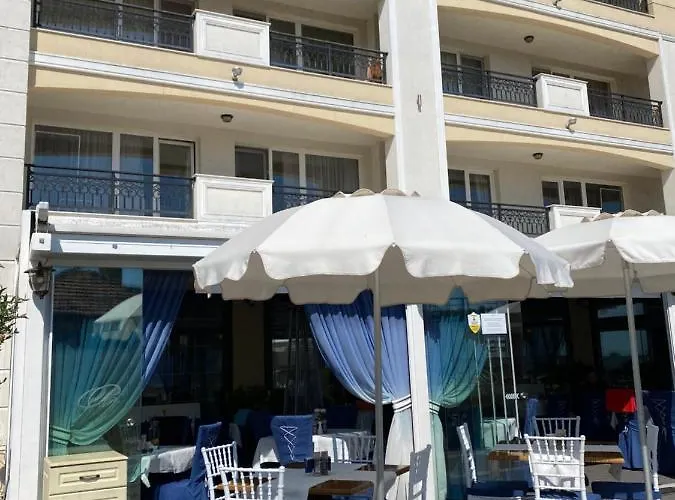 Апартамент Private By The Sea With A Large Terrace In Hotel! Поморие