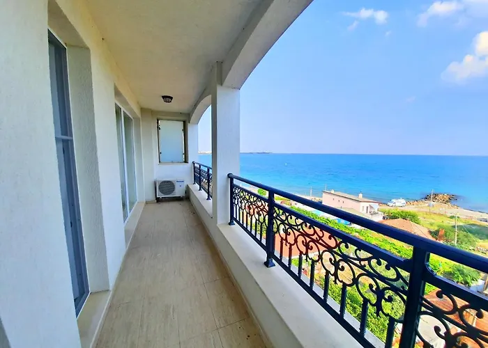 Private By The Sea With A Large Terrace In Hotel! Апартаменты